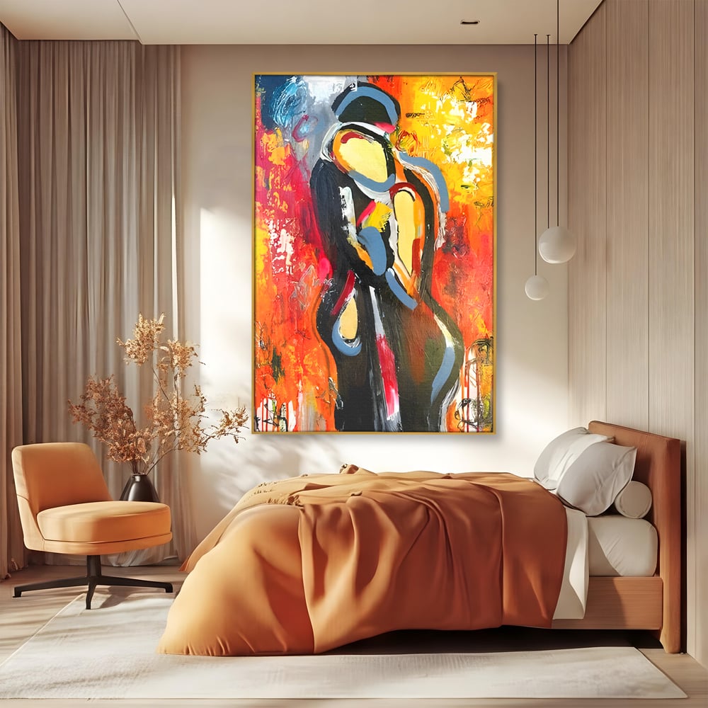 Tablou canvas cu pictura abstracta cu un cuplu imbratisat, in rama de aluminiu auriu, pe perete intr-un dormitor